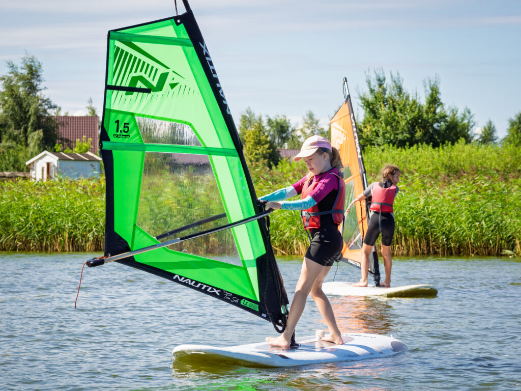 obóz letni dla dzieci i młodzieży dąbki windsurfing